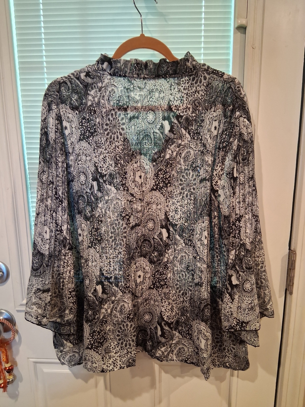 sku334 Signature By Levine Black & White Paisley Sheer V-Neck Women's Top Size2x